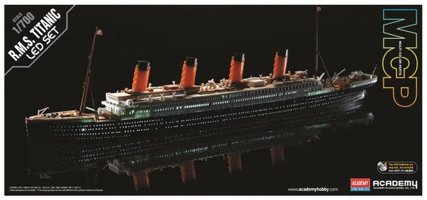 ACA14220 1/700 RMS TITANIC (LED)